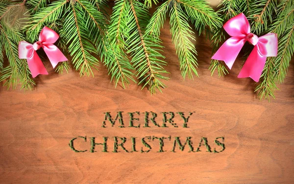 나무 판위에 장식이 있는 크리스마스 전나무. — 스톡 사진