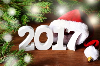 Beyaz resimler 2017. Noel Baba şapkası, Ladin şube ve Noel süsleri