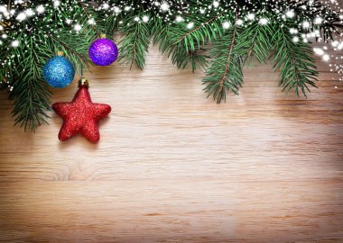 Taze çam ağacı ve baubles ile Noel arka plan