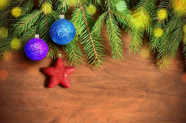 Taze çam ağacı ve baubles ile Noel arka plan — Stok fotoğraf