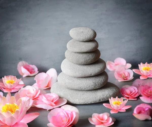 Piedras equilibrio con lirio de flores sobre fondo gris —  Fotos de Stock