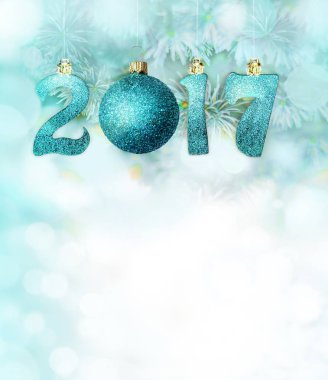 Mavi parlak basamak ve topu karlı dallar kümesi