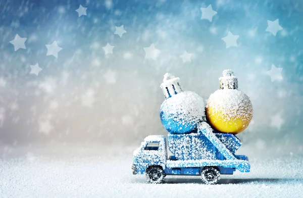 Kamyon araba Noel ağaçları için Noel topu taşır.