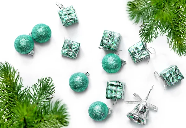 De gift van Kerstmis, ballen, klokken en Spar boomtakken. Bovenaanzicht — Stockfoto
