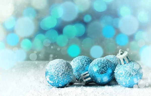 Χριστούγεννα μπάλες και νιφάδα χιονιού σε αφηρημένα φόντο — Φωτογραφία Αρχείου