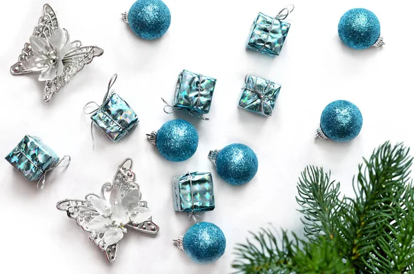 Kerstcadeau, ballen, vlinder en fir tree takken. Bovenaanzicht — Stockfoto