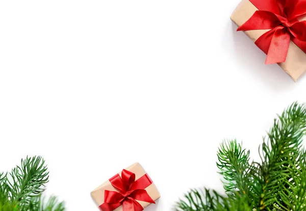 Karácsonyi ajándék és fenyő fa ágai. Szemközti nézet — Stock Fotó