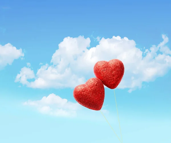 Gratulationskort för alla hjärtans dag, med två röda hjärtan . — Stockfoto