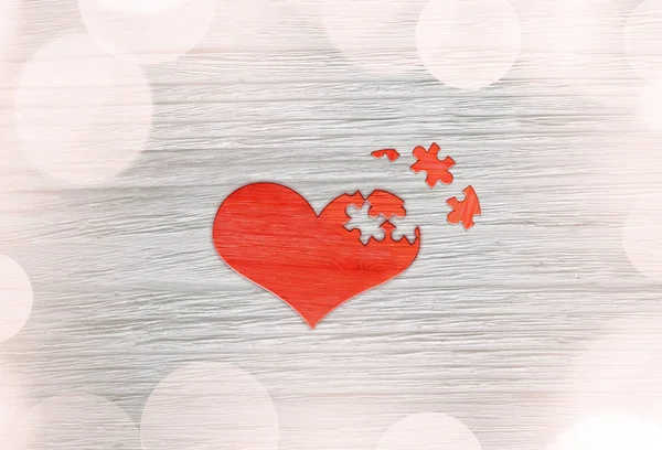 Czerwone drewniane puzzle serce na szarym tle — Zdjęcie stockowe
