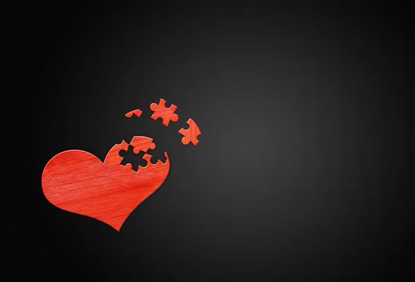 Vörös fa puzzle szív-fekete háttér — Stock Fotó