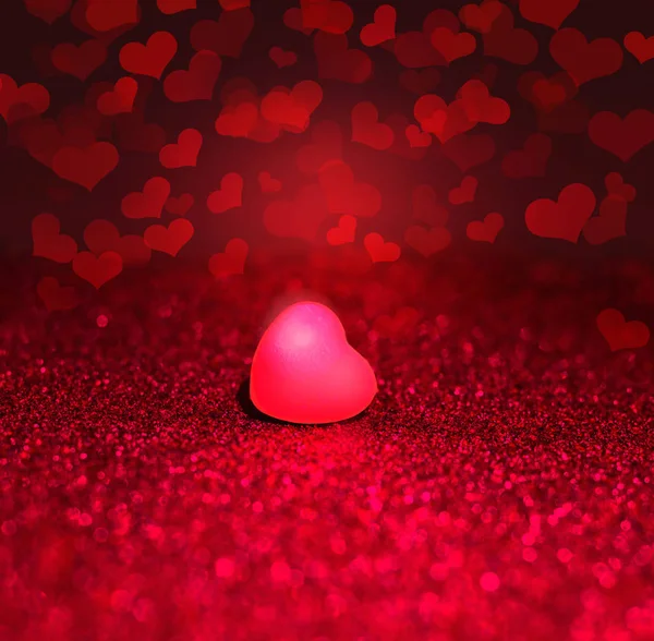 Hjärtat på Red Sparkle Glitter bakgrund — Stockfoto