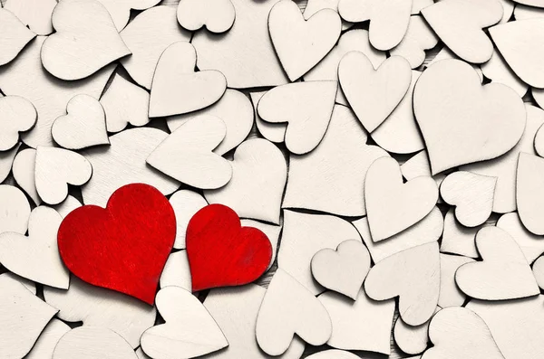Corazón de madera roja sobre fondo de corazones, concepto de día de San Valentín . —  Fotos de Stock