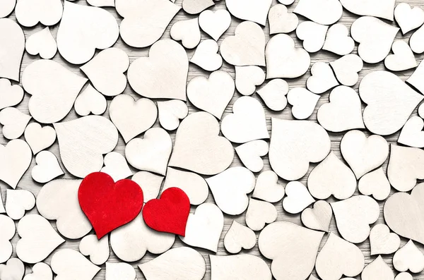 Corazón de madera roja sobre fondo de corazones, concepto de día de San Valentín . —  Fotos de Stock