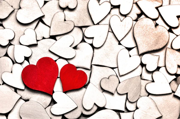 Czerwone serce drewna na tle serca, koncepcja dzień valentine. — Zdjęcie stockowe
