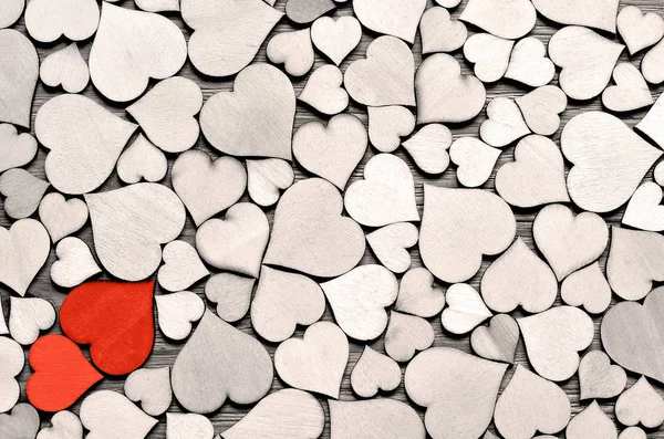 心の背景、バレンタインの日の概念に赤い木製ハート. — ストック写真
