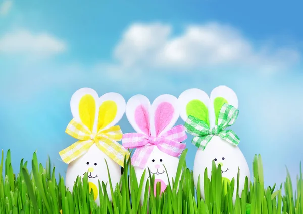 在绿色草地上的彩色的复活节鸡蛋兔子 — 图库照片