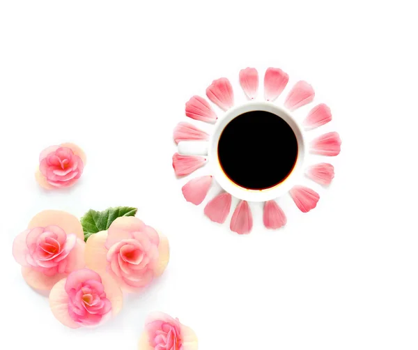 Чашка кофе и розы на белом фоне — стоковое фото