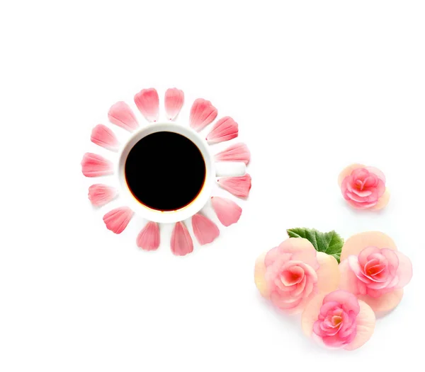 Cup of coffee and roses on white background — Stock Photo, Image