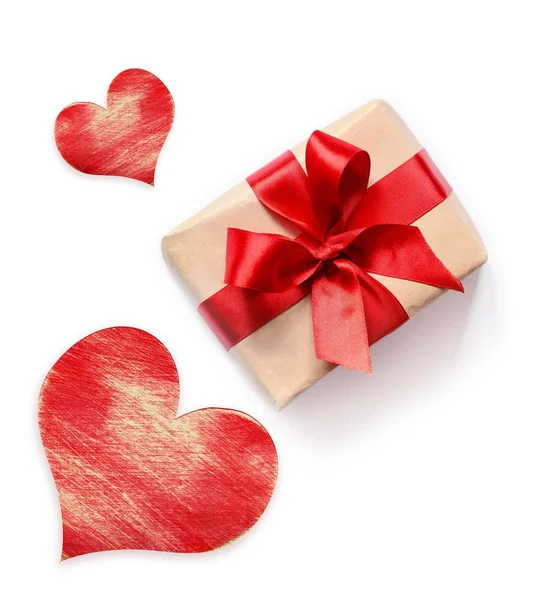 Caja de regalo con cinta roja sobre fondo blanco — Foto de Stock