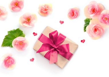 hediye kutusu ile kırmızı kurdele ve beyaz çiçekler arka plan ile yay. düz lat, üstten görünüm