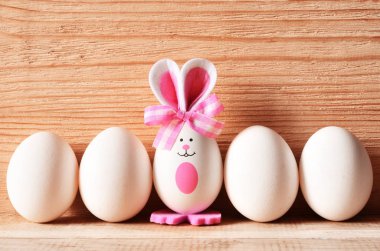 Renkli Paskalya yortusu yumurta bunny. Mutlu Paskalya.