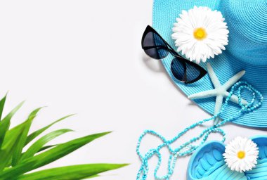 Palm beach öğelerle beyaz yüzey üzerinde yeşil, görünümü top