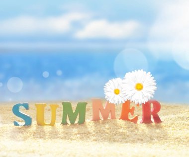 Harfler ve sahil kumu çiçek.