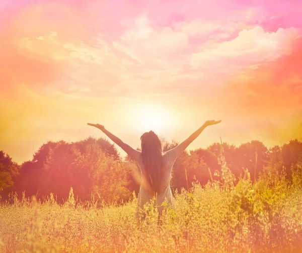 Mulher feliz desfrutando de felicidade, liberdade e natureza . — Fotografia de Stock