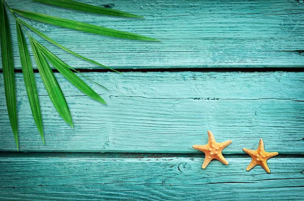 Fondo marino de verano - estrellas de mar sobre fondo azul de madera —  Fotos de Stock