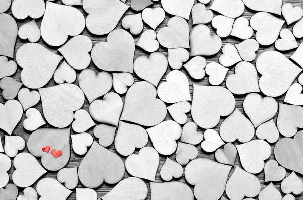 Dřevěné srdce, červené srdce na srdce pozadí. Valentýn. — Stock fotografie