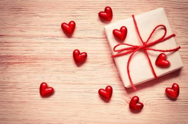 Caja de regalo con un corazón rojo en una vieja mesa de madera. San Valentín . — Foto de Stock