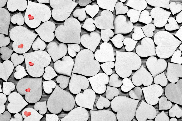 Ahşap Kalpler, kırmızı kalpler kalp arka plan üzerinde. Sevgililer günü. — Stok fotoğraf
