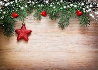 Eski ahşap bir masa üzerinde kırmızı kalpler. Noel süsleri .