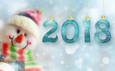 Işıklar içinde belgili tanımlık geçmiş ile komik kardan adam. Mutlu yeni yıl 2018