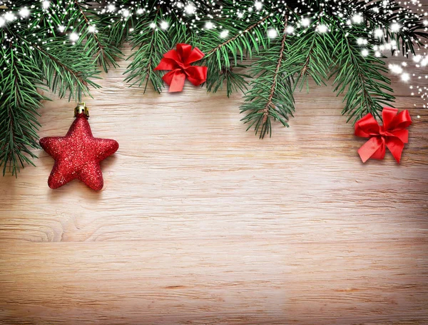 Decoración de Navidad. Estrella roja sobre fondo de madera —  Fotos de Stock