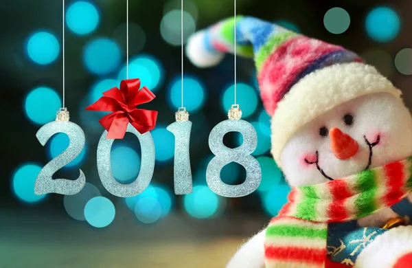 Divertente pupazzo di neve con luci sullo sfondo. Felice anno nuovo 2018 — Foto Stock