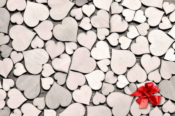 背景には、バレンタインの日の概念として多くの木製の心. — ストック写真
