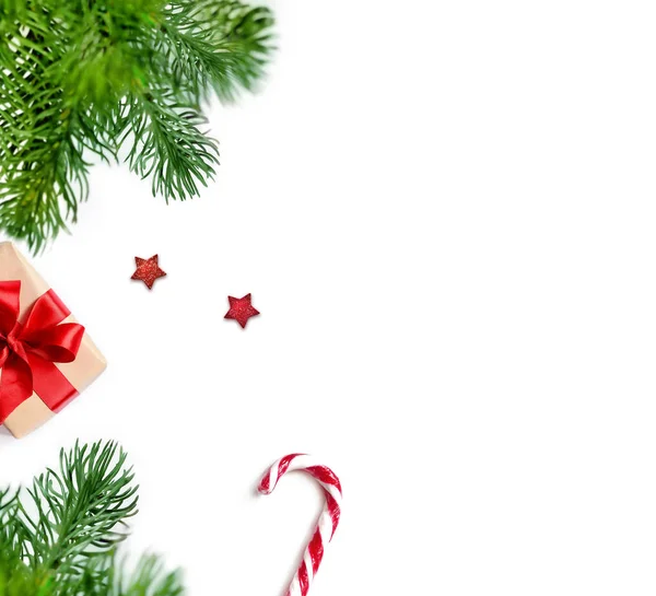 Kerstcadeau en fir tree takken. Bovenaanzicht — Stockfoto