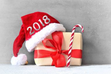 Noel hediyesi ve gri arka plan üzerinde santa şapka kutusu