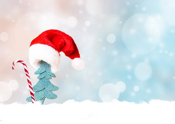 Kerstboom in kerstmuts en Kerstmis decoratie achtergrond — Stockfoto