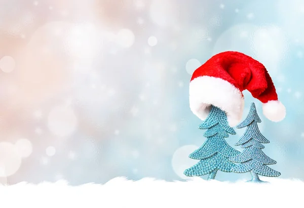 Новорічна ялинка у Санта hat і різдвяні прикраси фону — стокове фото