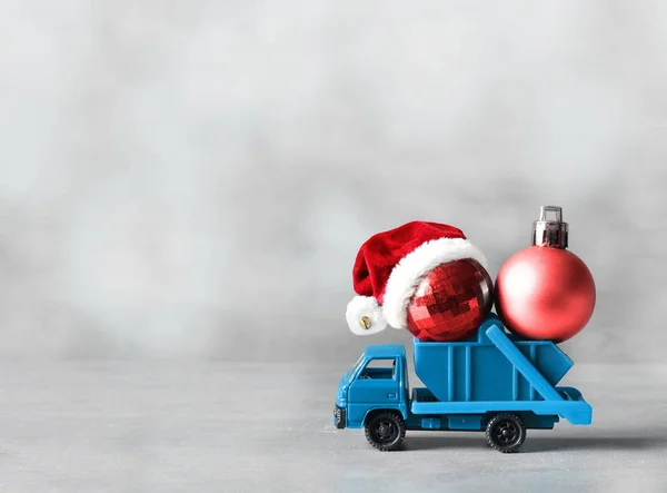 Świąteczne dekoracje. Samochód ciężarowy przewozi ozdoby do choinek. Piłka świąteczna — Zdjęcie stockowe