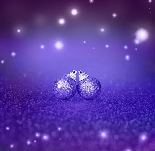 背景をぼかした写真の紫のクリスマス ボール。クリスマスの飾り — ストック写真