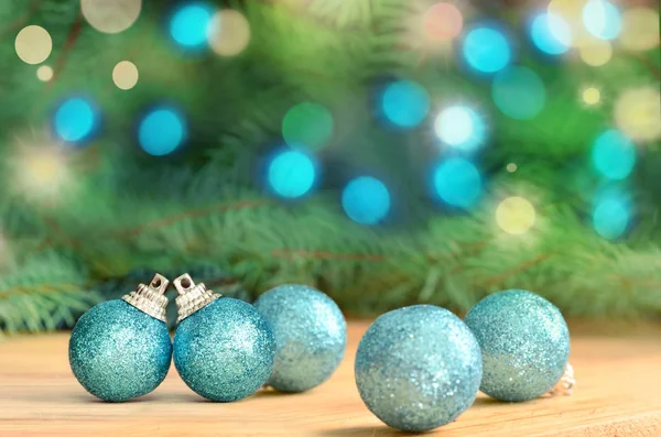 Гілка ялинки з різдвяними кульками на коричневому дерев'яному фоні. Вид зверху . — стокове фото