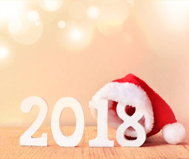 Noel Baba şapkası rakamlar 2018 rustik ahşap zemin üzerine