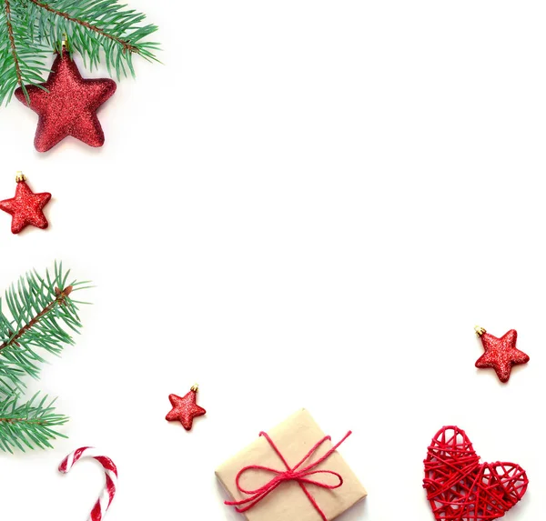 Kerstcadeau en fir tree takken. Bovenaanzicht — Stockfoto