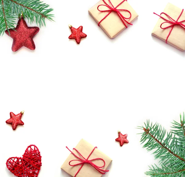 Karácsonyi ajándék és fenyő fa ágai. Szemközti nézet — Stock Fotó