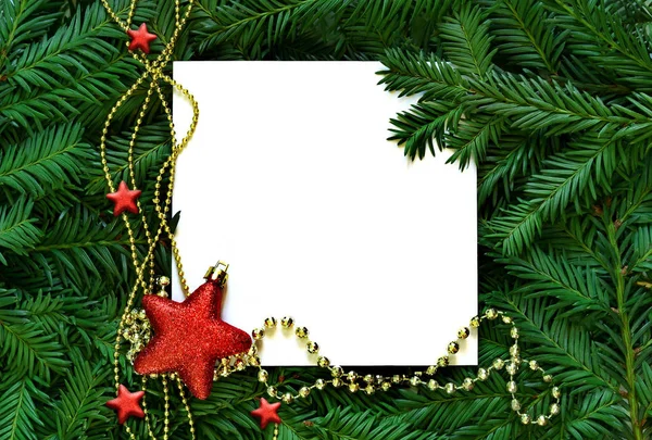 Fondo creativo de rama de pino con tarjeta de papel blanco. Año Nuevo y Feliz Concepto de Navidad . — Foto de Stock