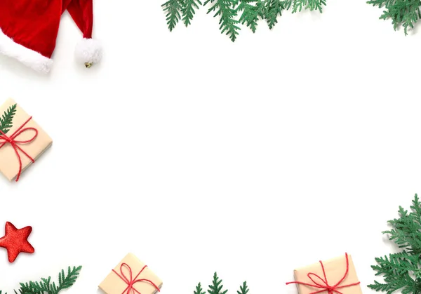圣诞礼物，圣诞老人的帽子和枞树的枝。顶视图 — 图库照片