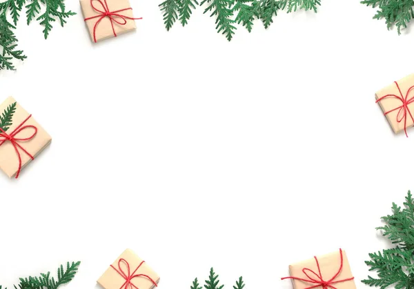 Bosso regalo di Natale e ramo di abete su sfondo bianco. Vista dall'alto . — Foto Stock